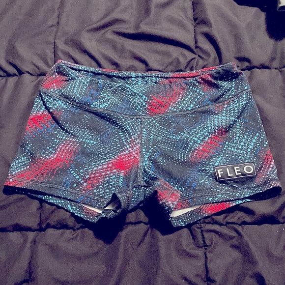 FLEO Mid Rise Short - Picture 1 of 3